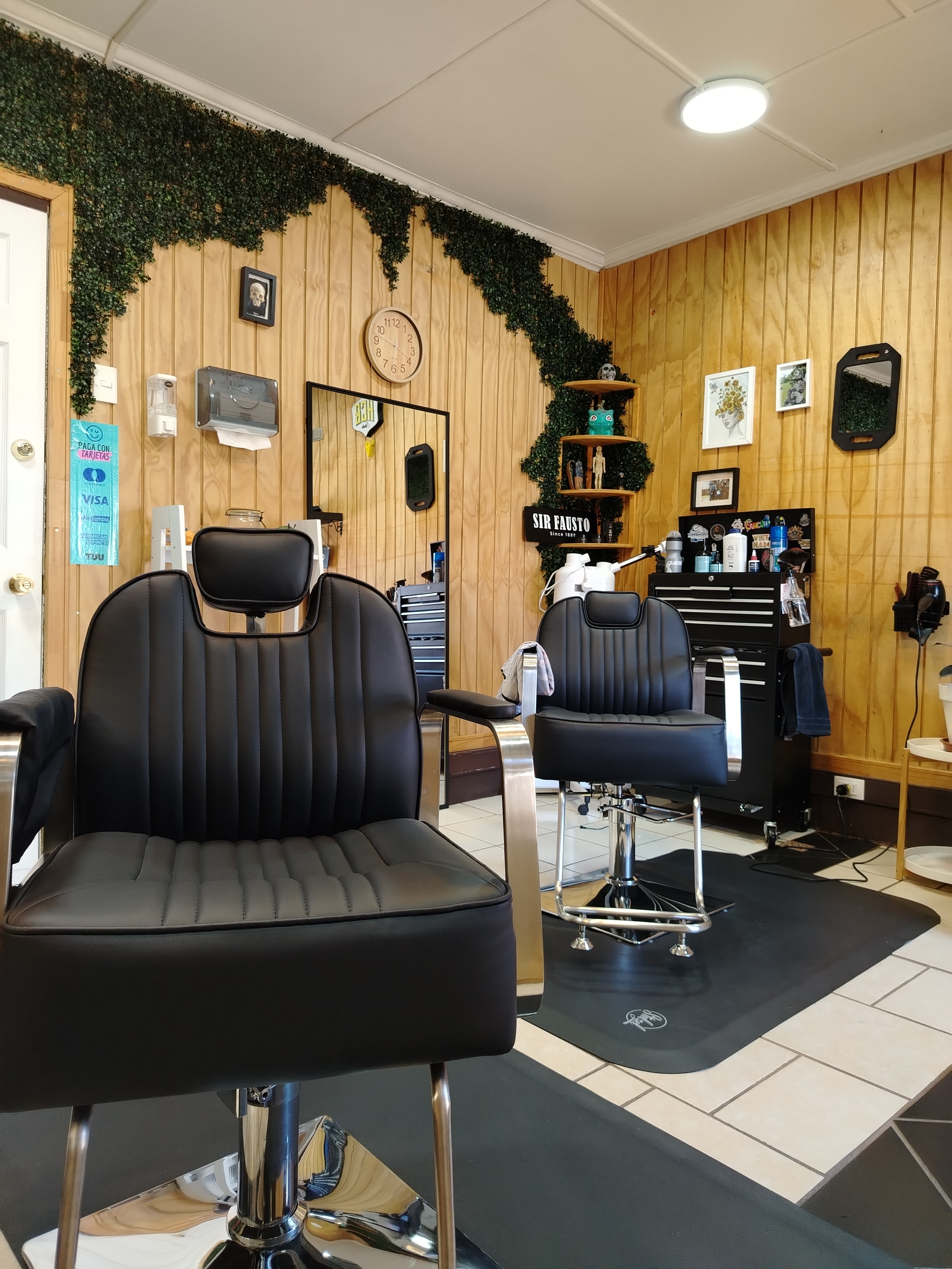 Detalle de fade y perfilado masculino